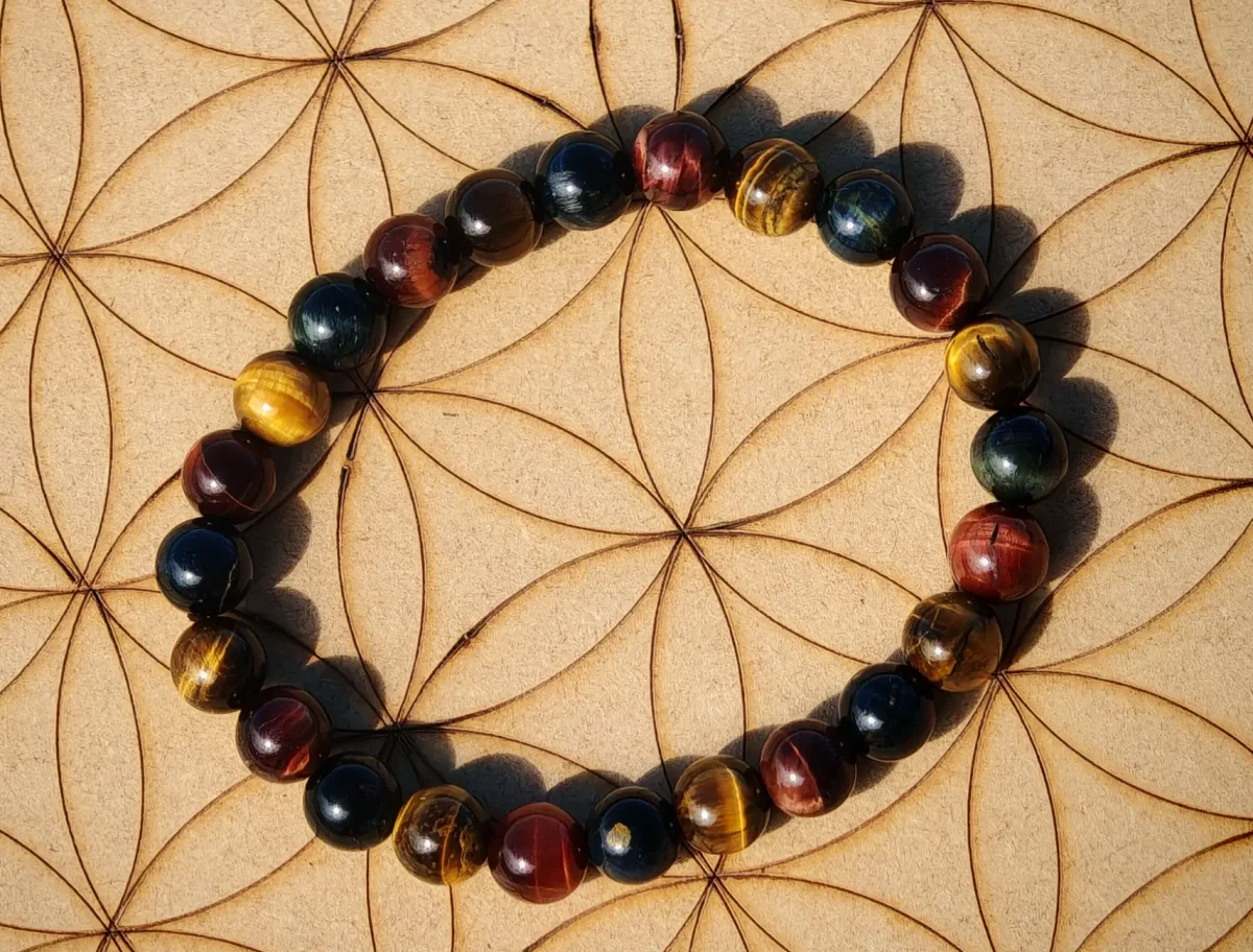 Oeil de tigre, taureau et faucon