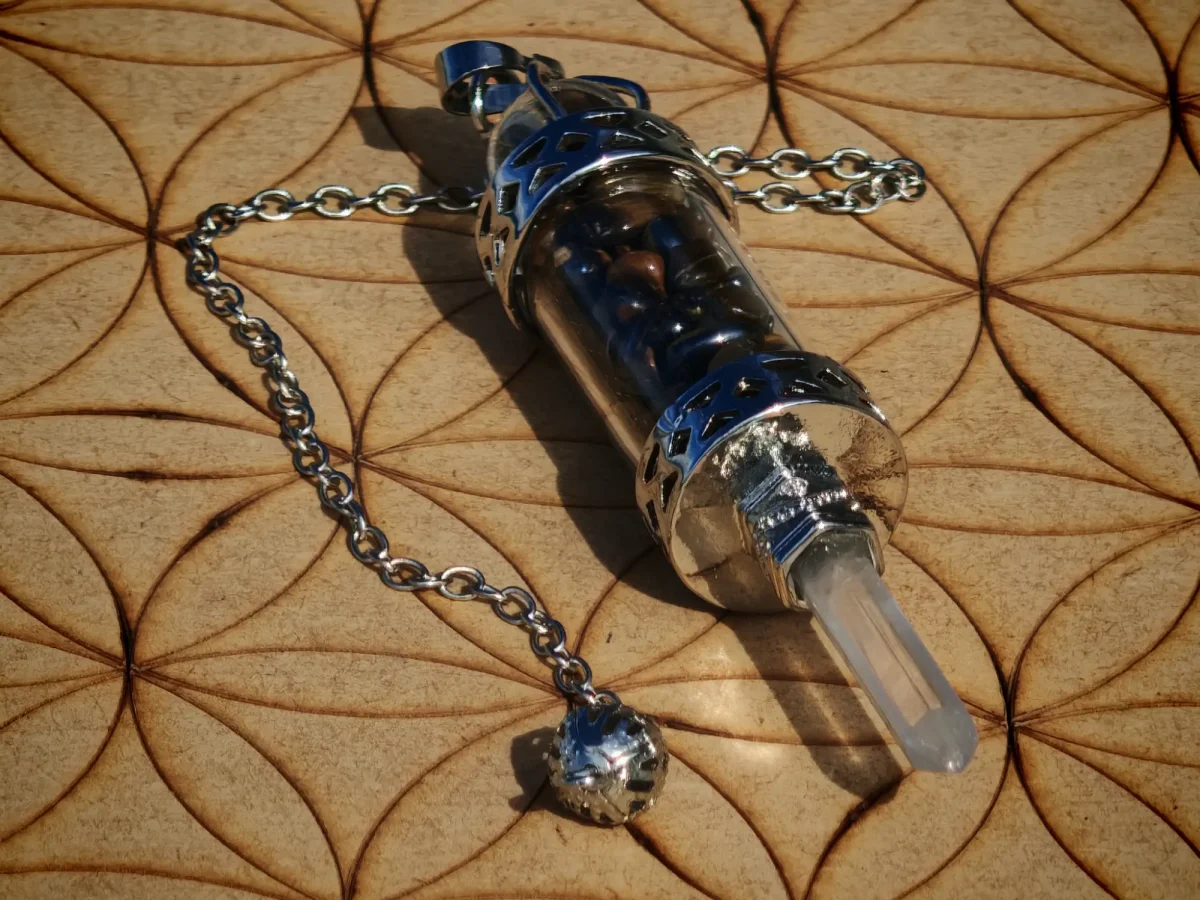 Pendule Œil de tigre, avec sphère et pointe en quartz.