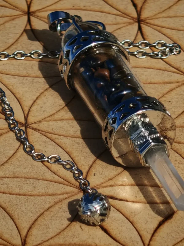 Pendule Œil de tigre, avec sphère et pointe en quartz.